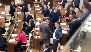 Poslanci schválili obedy zadarmo, o zákaze nedeľného predaja sa zatiaľ nerozhodlo