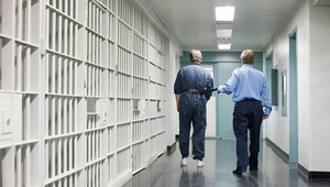 Organizovaná skupina pašovala do väzenia drogy. Medzi členmi boli aj dozorcovia