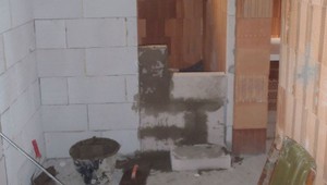 Partička detí vyvádzala na stavbe. Okrem iného postavila stenu a zastavala okno