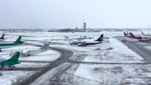 Snehová búrka sužuje Írsko a Britániu. Povolali aj armádu, niektoré lety sú zrušené