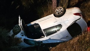 Auto zišlo z cesty a zrútilo sa do rokliny. Vodič zraneniam podľahol na mieste