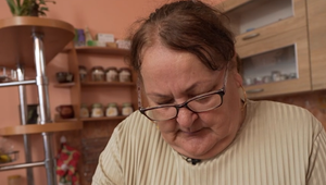 Veľký návrat na JOJku: Tušíte, odkiaľ vám je prísna Frída z Bez servítky povedomá?