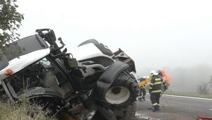Vážna dopravná nehoda: Traktor s bagrom prešiel do protismeru a zišiel mimo cesty
