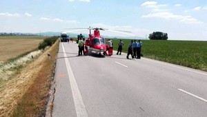 Auto sa čelne zrazilo s kamiónom, cesta je uzavretá