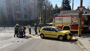Dopravná nehoda osobného auta a motorky. Na mieste zasahuje polícia