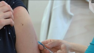 Tretiu dávku vakcínu už môže dostať každý. Ministerstvo ale žiada ľudí, aby dali prednosť seniorom