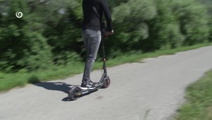 Neznáma osoba na elektrokolobežke zrazila seniorku a pokračovala ďalej v jazde