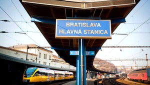 Dráma na bratislavskej Hlavnej stanici. Muž sa s útočnými nožmi vyhrážal pracovníkovi SBS zabitím