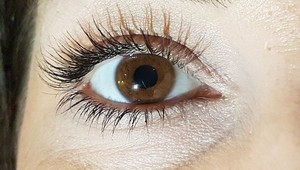 TOTO je žena s najdlhšími mihalnicami na svete: Tipnete si, koľko centimetrov merajú?