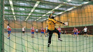 Unikát! Brankár dal šmatľavým odkopom kôš! Kým to oslavoval, inkasoval!