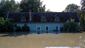 ONLINE: Situácia v Devínskej Novej Vsi sa začína zlepšovať. Povodne v Česku si možno vyžiadali šiestu obeť