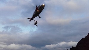 Horolezci uviazli vo Vysokých Tatrách. Na pomoc im prišiel vrtuľník