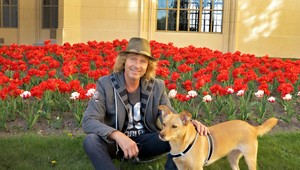 Peter Nagy vymenil gitaru za hrable! Aha, čo má vo svojej obrovskej záhrade!