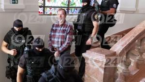 Kukláči eskortovali atentátnika na premiéra Fica. Súd zamietol jeho žiadosť