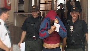 Hrôza v Rimavskej Sobote! Vojak (39) vytiahol na susedov zbraň