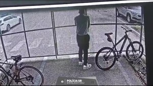 Zlodej zostal uväznený na mieste činu. Vyslobodili ho policajti