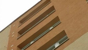 Partneri padali z okna asi šesť metrov. Nešťastiu sa prizeral ich syn (2)