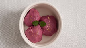 Malinové raw guličky s bielou čokoládou a s jedlým zlatom