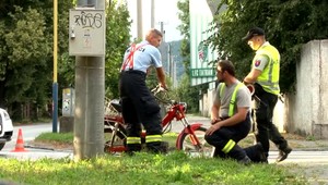 Pri nehode ostal krvácajúci motorkár ležať na zemi. Pomáhal mu vodič, ktorý ho zrazil