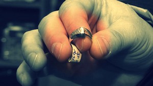 Falošná princezná ukradla klenotníkovy šperky za milióny. Nahradila ich bujónmi