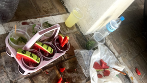 Dovolenkári pozor! Na plážach sa nelegálne predávajú drinky pripravené na zemi pri odpadkoch