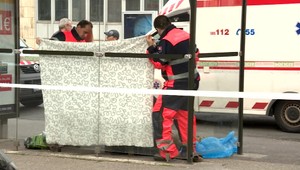 Pri zastávke zomrel muž. Polícia nevie, kto to je