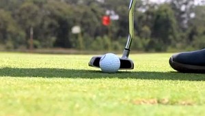 Otec trafil dcéru golfovou loptičkou, dievčatko zraneniam podľahlo