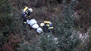 Pracovníci kameňolomu našli v stene mŕtveho muža