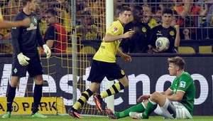 Kráľovské zvýšenie platu Lewandowskemu sa Dortmundu vypláca