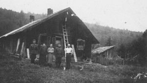 Medová baba. Dokázala vyrobiť oveľa viac medu ako miestni. Tí ju pre to považovali za bosorku. Príbeh Žofie Maťašovskej, ktorú do Polonín zaviala láska.