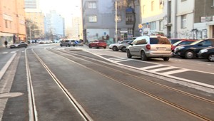 Po Špitálskej stále nepremávajú električky. Nikto nevie, kedy začnú