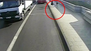 Bežec sotil ženu pod autobus, tragédii zabránil šofér