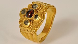 Z múzea v Piešťanoch ukradli prsteň a zlaté brošne za 150 tisíc eur