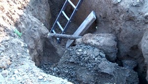 Muža zasypala zemina a nemohol sa pohnúť. Hasiči ho vykopávali ručne