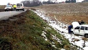 Mladá vodička skončila s autom na streche