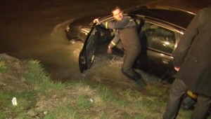 Auto v rieke. Nešťastnému majiteľovi ušlo z parkoviska...