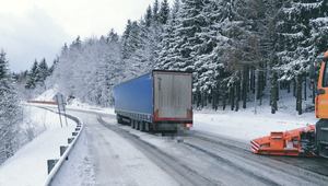Slovensko potrápi sneženie aj povodne, pre tieto okresy platia výstrahy