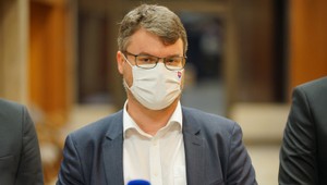 Matovič sľuboval revolúciu vo verejnom obstarávaní, Holý avizoval zásadné zmeny od augusta. Teraz je však už zrejmé, že to bude neskôr