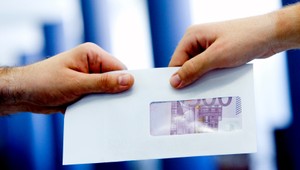 Páchateľ neznámy. Roznáša obálky s peniazmi a strká ich ľuďom pod dvere