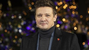 Herec Jeremy Renner leží v kritickom stave v nemocnici! Jeho stav je už stabilizovaný