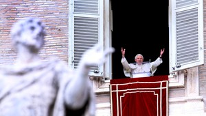 Benedikt XVI. v nedeľu naposledy oslovil veriacich pri modlitbe