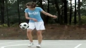 Futbalová žonglérka - Toto nedokáže zrejme ani Messi!