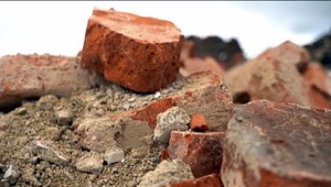 Haldy stavebného odpadu. Zúfalý majiteľ má na pozemku čiernu skládku