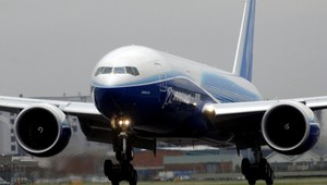 PANIKA. Núdzové pristátie boeingu, z neba padali trosky