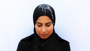 Novinka pre moslimky. Športový hidžáb, odolný voči vode aj horúčavám