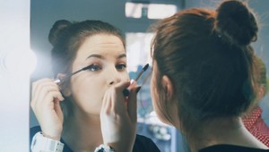 Takmer všetky si ju nanášame ZLE! Používajte riasenku takto, okamžite vám zväčší oči