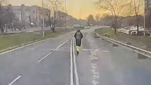 Opitý kolobežkár zámerne vchádzal do cesty autobusu a blokoval ho