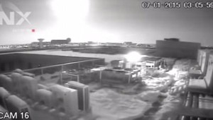 Keď sa noc zmení na deň. Kamera zachytila pád meteoritu