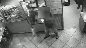 Manažérka reštaurácie zaútočila na hostí. Obliala ich vriacim olejom