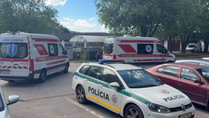 Krvavá dráma v Lučenci: Muž so ženou skončili dobodaní, v byte bolo aj dieťa